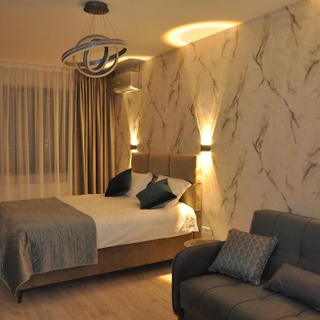 Rentforcomfort Sky Garden Studio Apartment Bukares Bagian luar foto