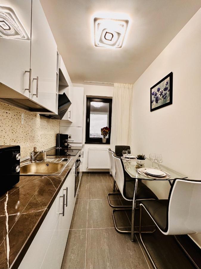 Rentforcomfort Sky Garden Studio Apartment Bukares Bagian luar foto