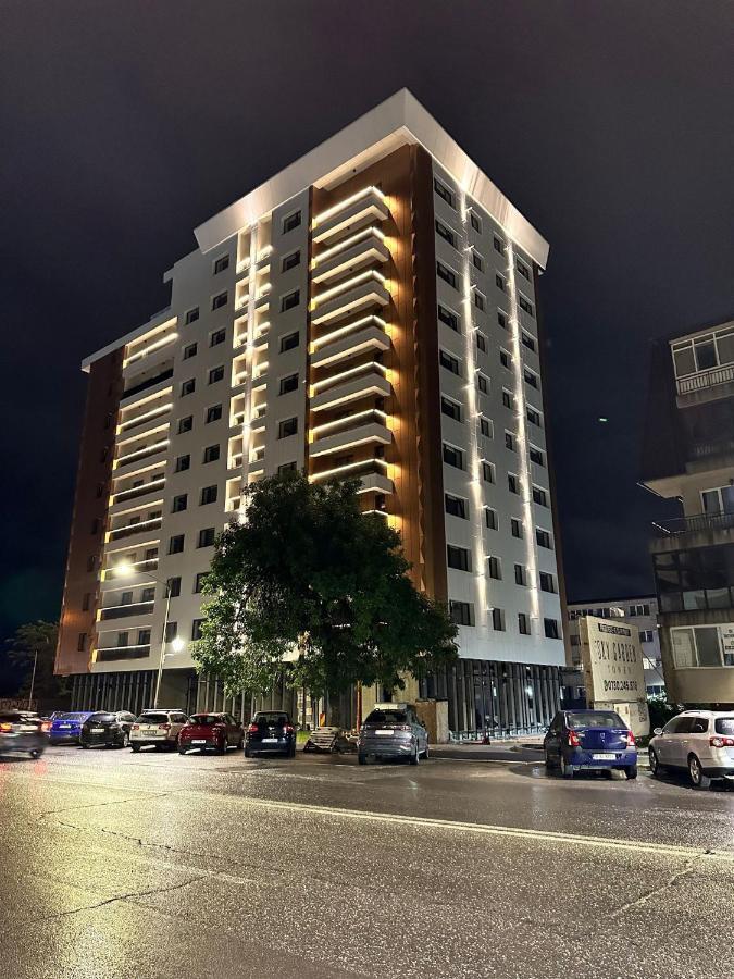 Rentforcomfort Sky Garden Studio Apartment Bukares Bagian luar foto